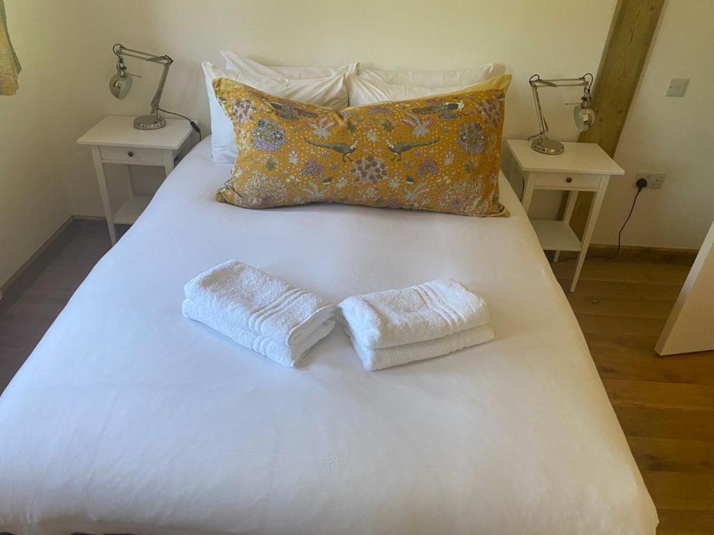 The Holford Arms Chalets And Glamping Hotel Didmarton Buitenkant foto
