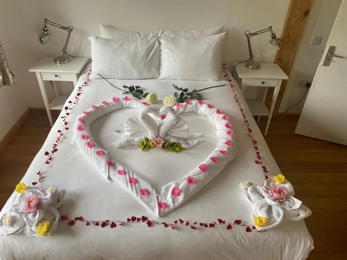 The Holford Arms Chalets And Glamping Hotel Didmarton Buitenkant foto